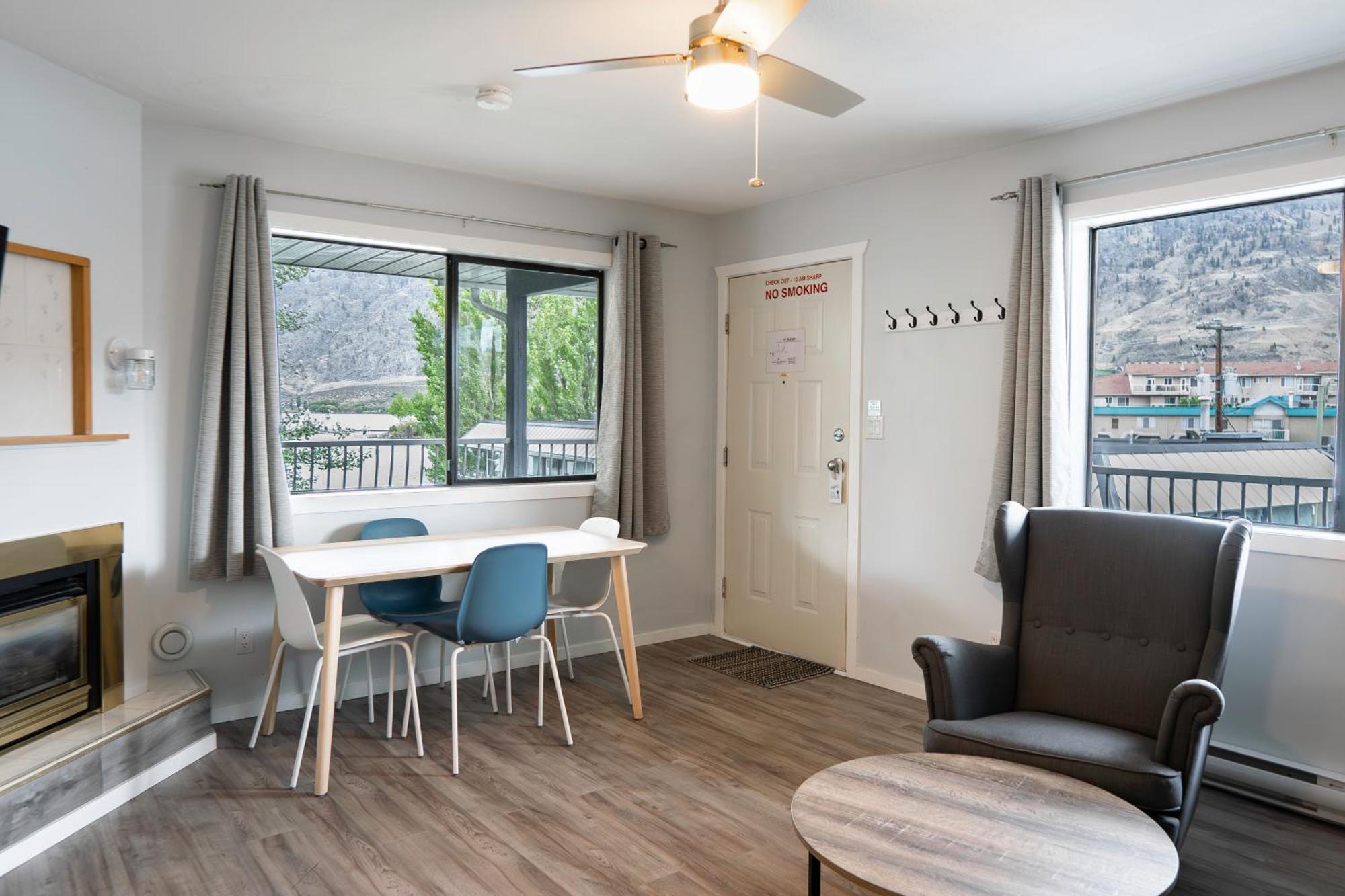Poplars Motel On The Lake Osoyoos Buitenkant foto